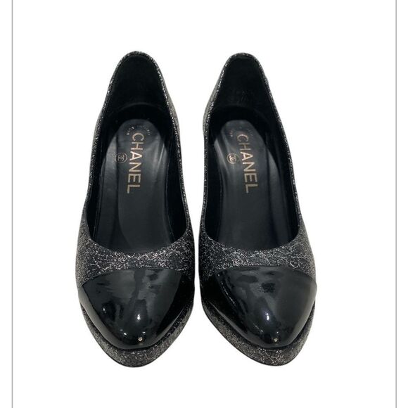 Chanel Escarpins Black & Silver Textured Leather Cap Toe CC Logo Pumps MSRP $895 - Picture 5 of 17